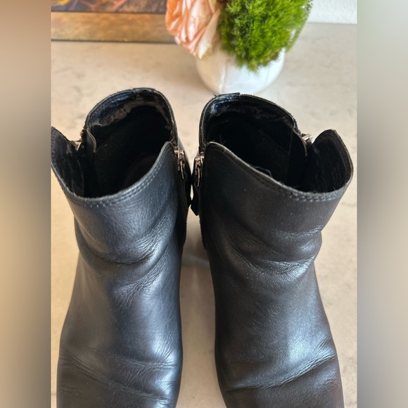 Frye Judith Black Leather Double Zip Ankle Booties - Picture 5 of 6